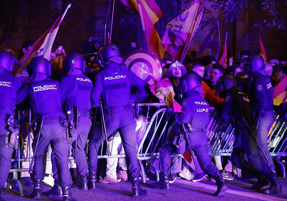 Imágenes de las protestas de este lunes frente a la sede del PSOE en Madrid