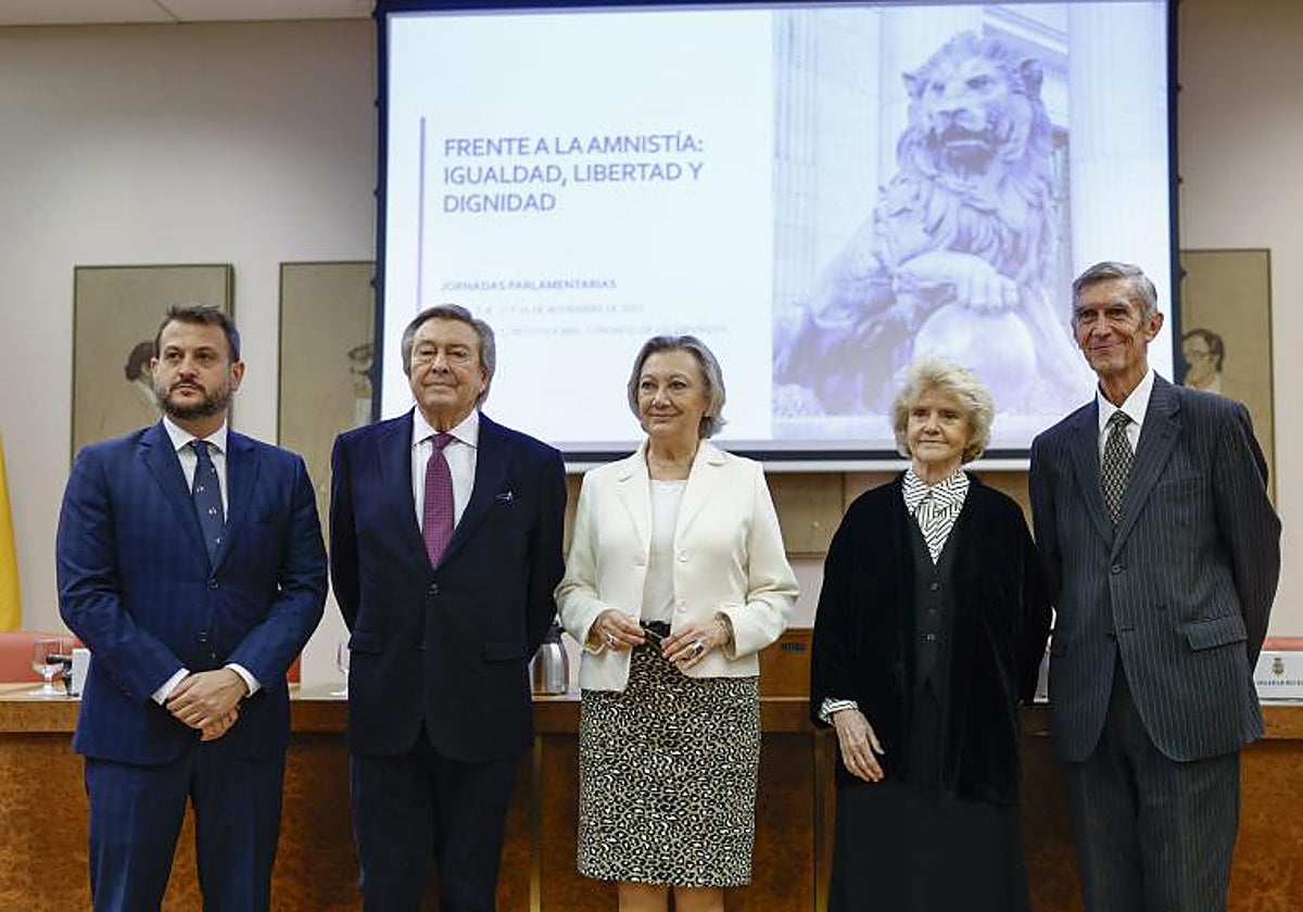 El adjunto al Director de ABC, Juan Fernández-Miranda, moderador del evento; el ex eurodiputado popular Luis de Grandes; la ex presidenta del Congreso y senadora, Luisa Fernanda Rudi; la ex diputada de la Legislatura Constituyente Soledad Becerril, y el CEO de Omnicom Public Affairs, José Ramón Caso,  en el Congreso