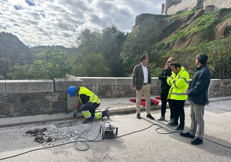 Velázquez y otros concejales, durante la visita a las obras