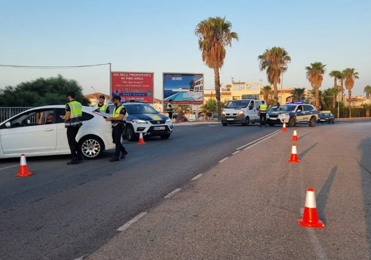 Imagen de un control de tráfico por parte de la Policía Local de Orihuela difundida en sus redes sociales.