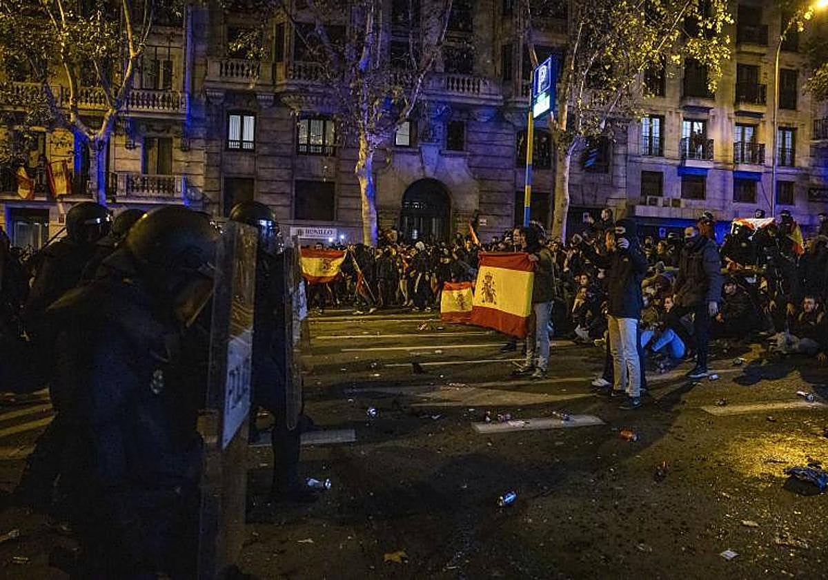 La Policía frente a manifestantes en la zona de Ferraz