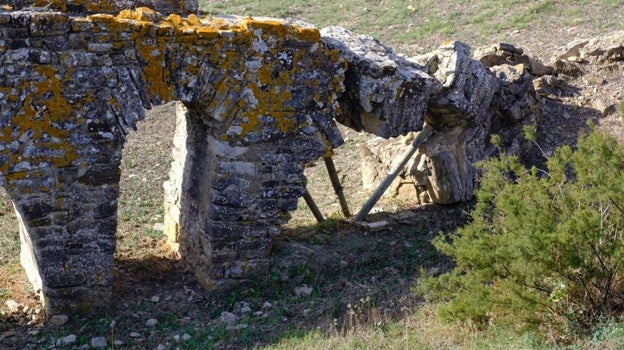 Parte del antiguo acueducto, apuntalada