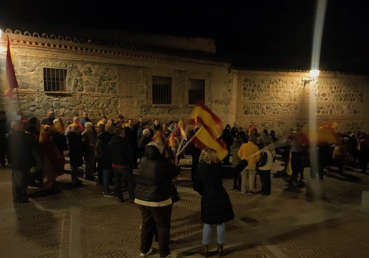 Un momento de la concentración de la noche del lunes en la plaza donde se encuentra la sede del PSOE en Toledo