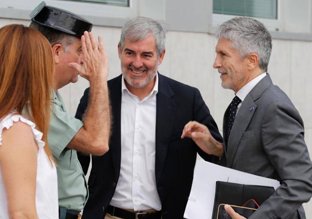 A la derecha, el ministro del Interior, Fernando Grande-Marlaska