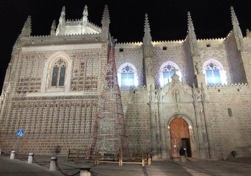 El árbol de Navidad de San Juan de los Reyes se traslada a la entrada de la carretera de Madrid