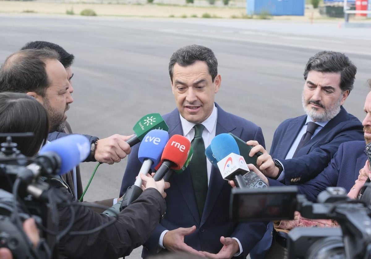 Juanma Moreno atiende a los medios de comunicación este miércoles en Guillena