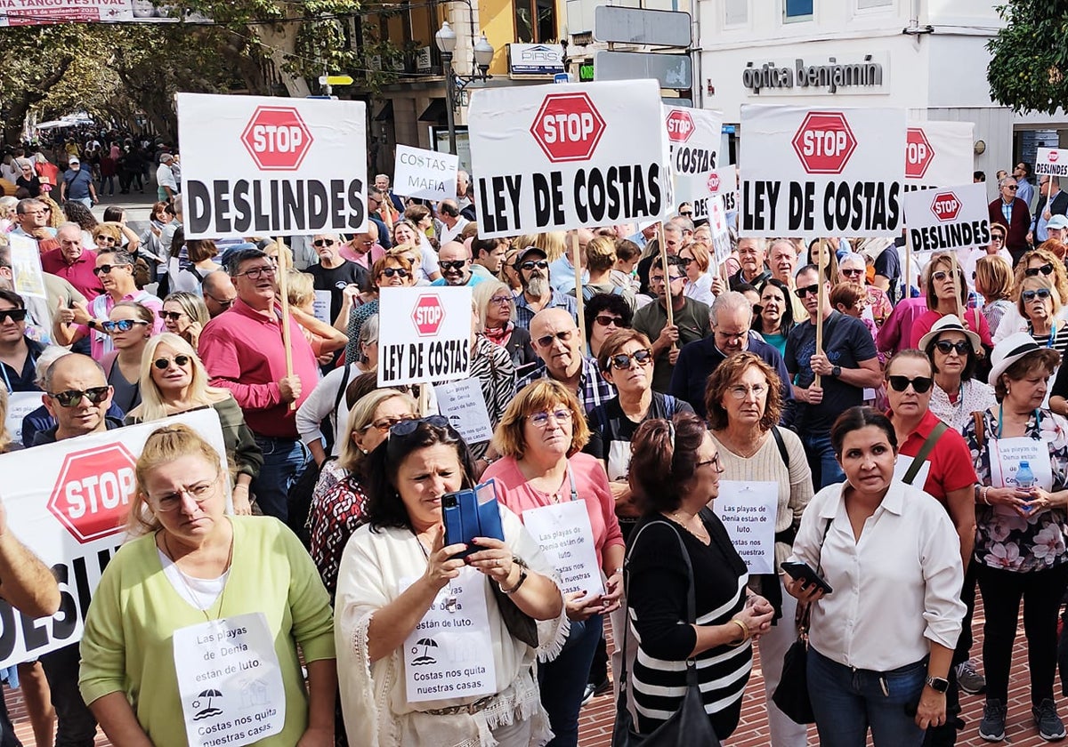 Afectados por los deslindes en la costa de Denia, durante una manifestación de protesta, en una imagen difundida en sus redes.