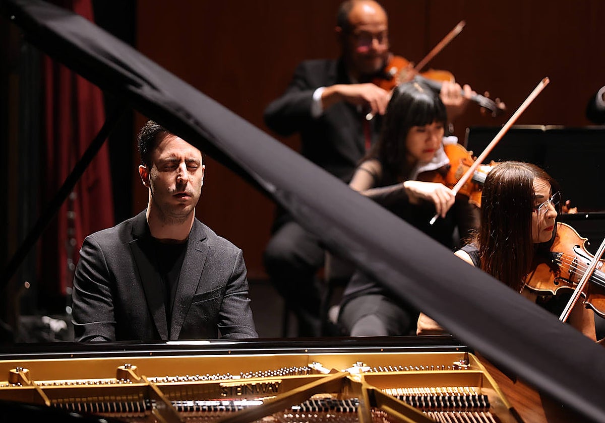 Juan Carlos Fernández Nieto, durante la interpretación de su concierto con la Orquesta