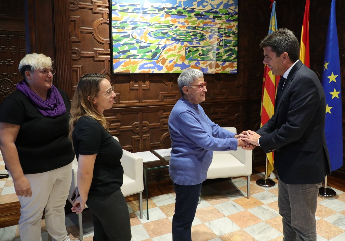 El presidente de la Generalitat Valenciana, Carlos Mazón, saluda a víctimas que quedaron atrapadas en un tren en Bejís por un incendio en Castellón.