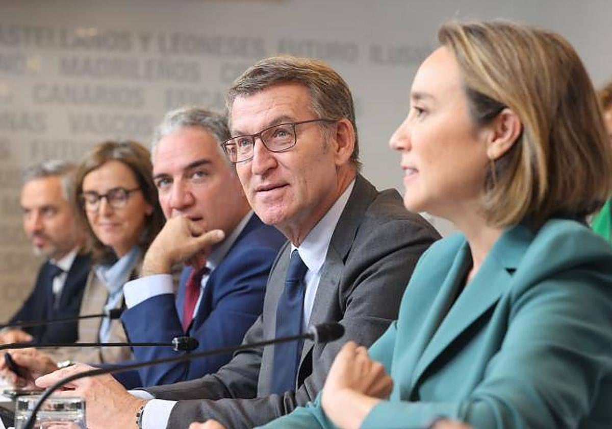 Alberto Núñez Feijóo junto a Cuca Gamarra y Elías Bendodo en la última Junta Nacional del PP