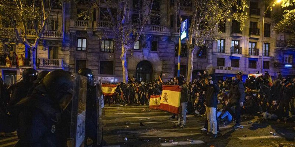 Feijóo critica a los radicales de las protestas en Ferraz y Sánchez ...