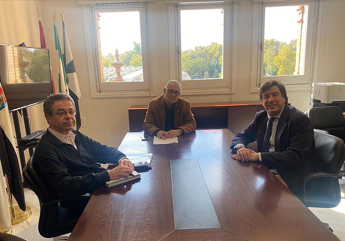 El presidente de Emacsa con su homólogo de la CHG, durante la reunión que han mantenido