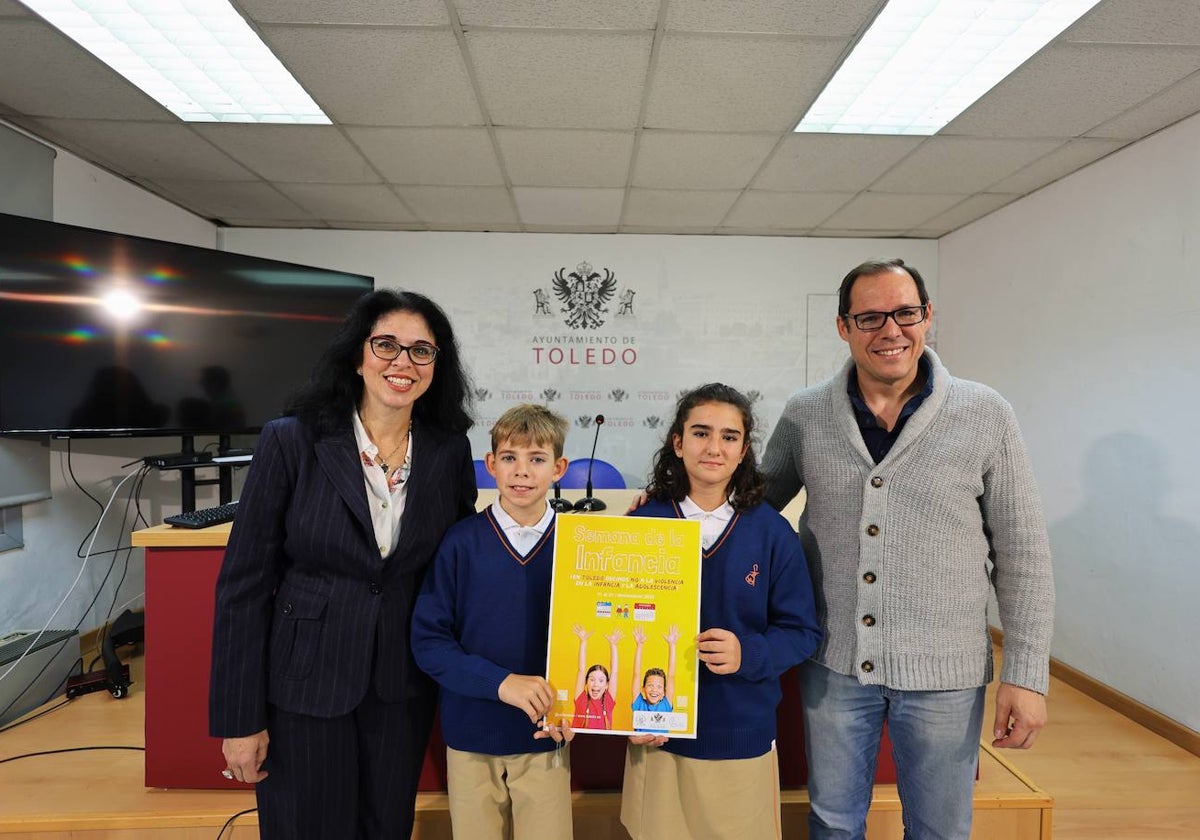 Marisol Illescas y Daniel Morcillo, con Valeria y Álvaro