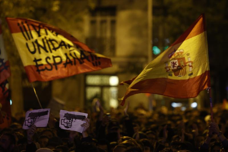 Un momento de la nueva manifestación convocada contra la amnistía este jueves, en la calle Ferraz