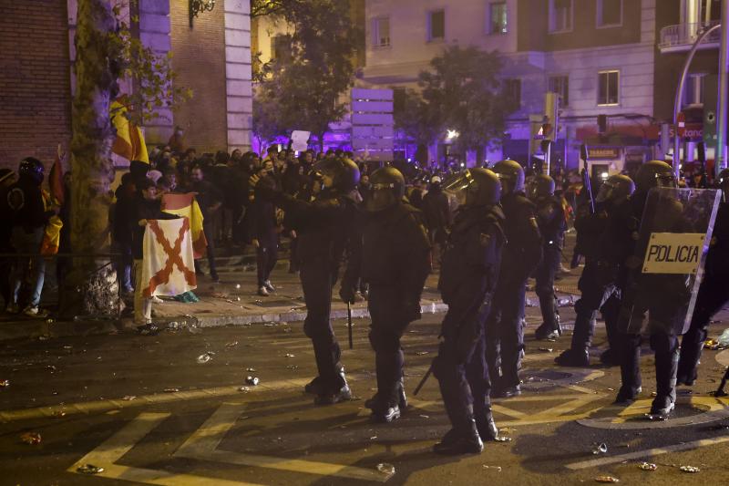 Enfrentamientos con la Policía durante una nueva manifestación convocada contra la amnistía este jueves, en la calle Ferraz