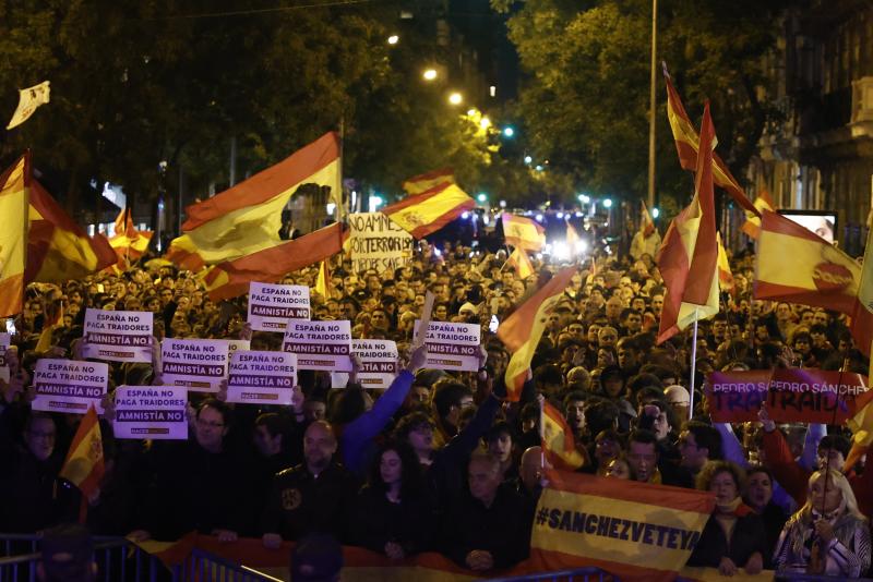 Varias personas muestran pancartas durante una nueva manifestación convocada contra la amnistía este jueves, en la calle Ferraz, en Madrid