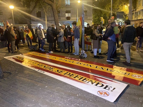 Los manifestantes en Barcelona despliegan dos pancartas: “España no se vende, se defiende”.