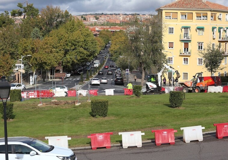 El Ayuntamiento ya prepara la instalación donde se colocará la bandera en la rotonda