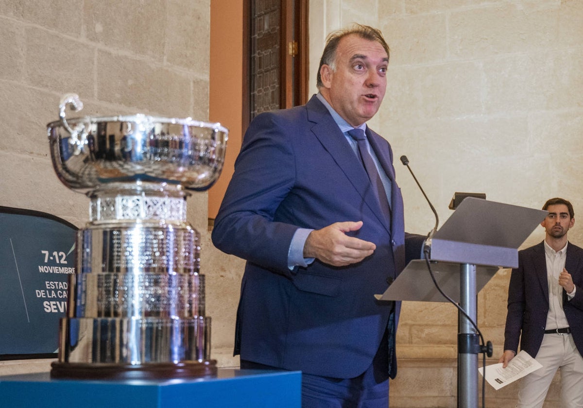 El consejero Turismo y Cultura, Arturo Bernbal, junto a la Billie Jean King Cup