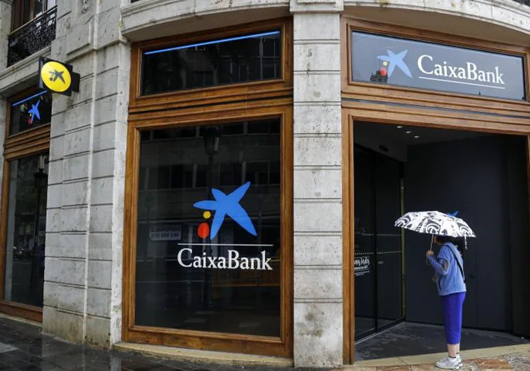 Una oficina de Caixabank en Valencia.