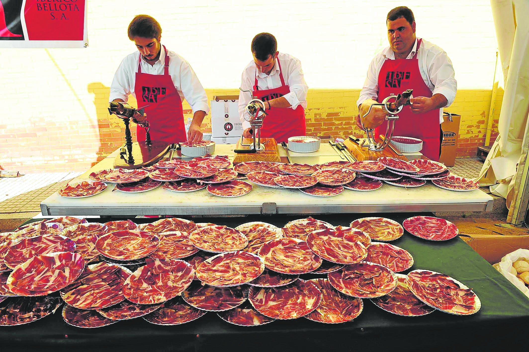 Cortadores de jamón durante una demostración