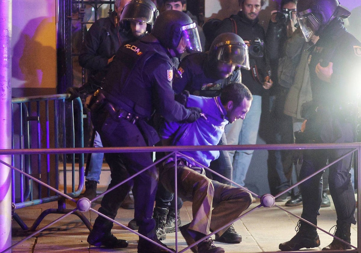 Un momento de tensión durante la protesta en torno a Ferraz del pasado lunes