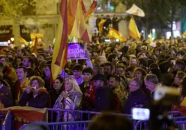 El pacto con Puigdemont lleva a 8.000 personas a la sede del PSOE