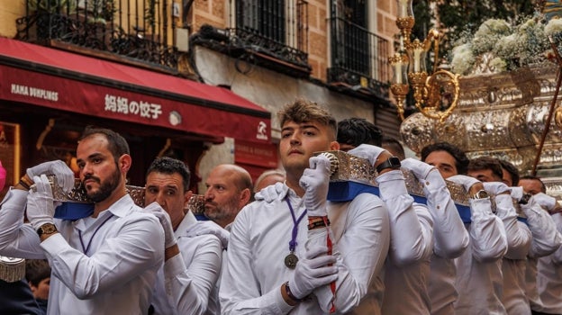 Los anderos/hombres de trono, el plena procesión