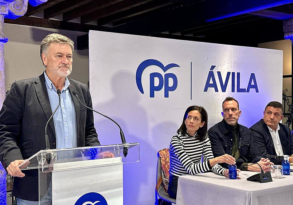 El secretario general del Partido Popular de Castilla y León, Francisco Vázquez, durante su intervención en Ávila