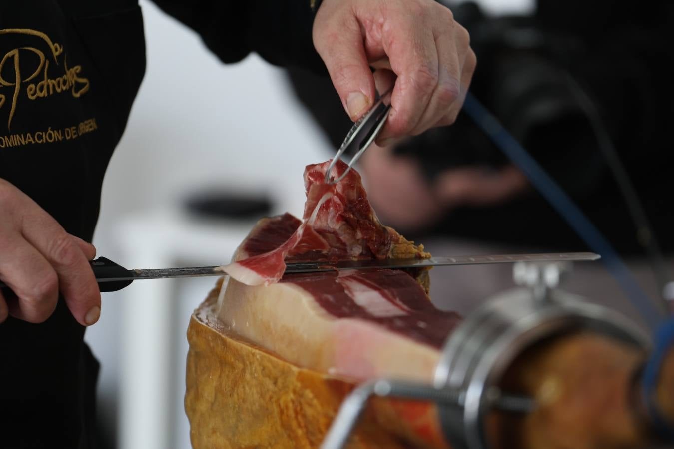 Fotos: cómo se elige al mejor jamón cien por cien ibérico del Valle de Los Pedroches