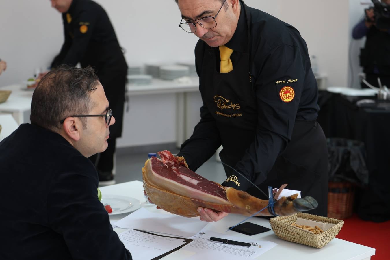 Fotos: cómo se elige al mejor jamón cien por cien ibérico del Valle de Los Pedroches