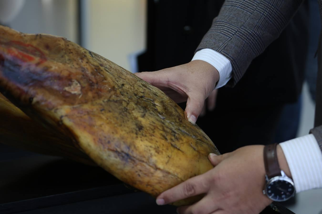 Fotos: cómo se elige al mejor jamón cien por cien ibérico del Valle de Los Pedroches