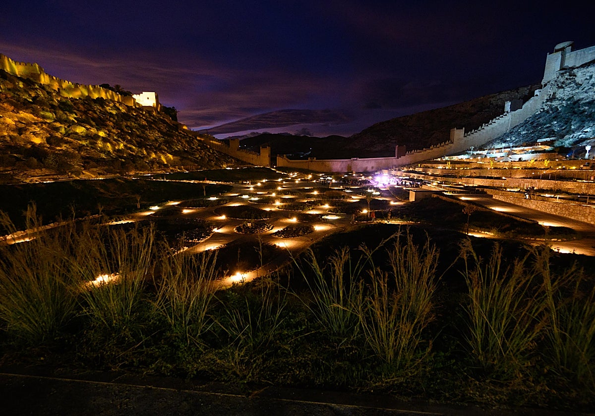 Vista nocturna del parque de La Hoya en Almería.