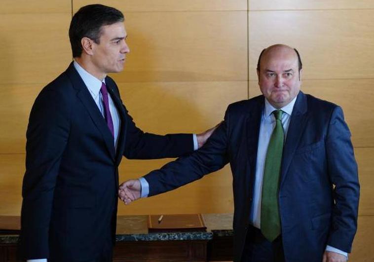 Pedro Sánchez y Andoni Ortuzar durante la firma de su acuerdo en 2019