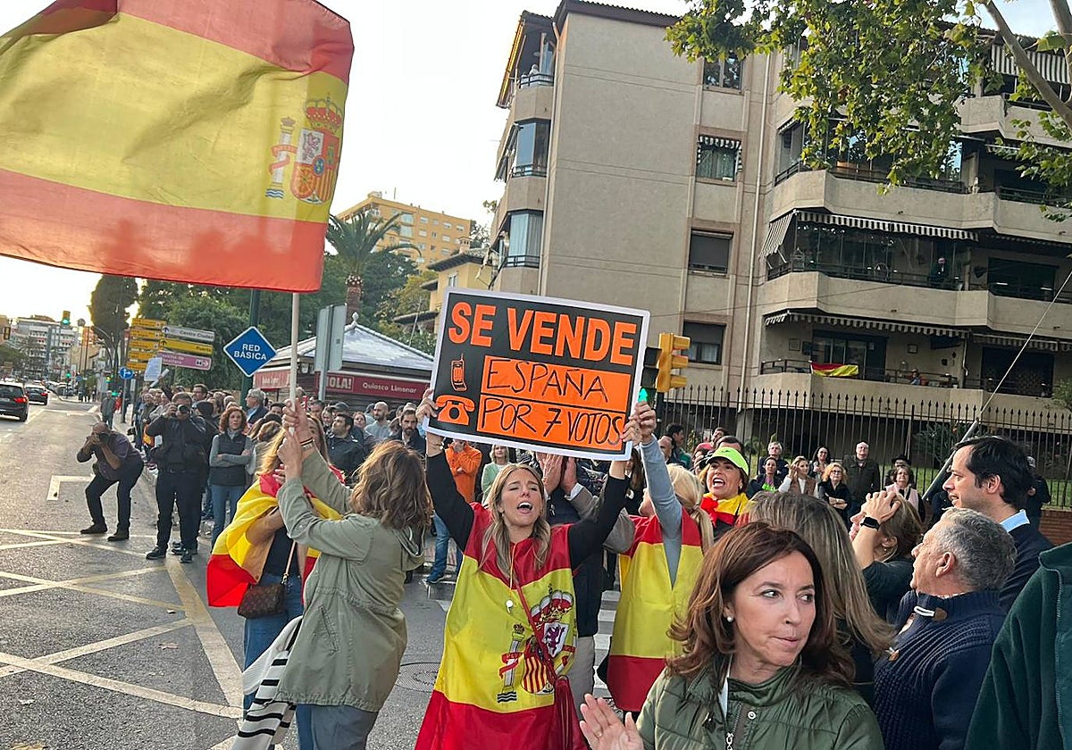 Protestas contra Pedro Sánchez a su llegada a Málaga este viernes