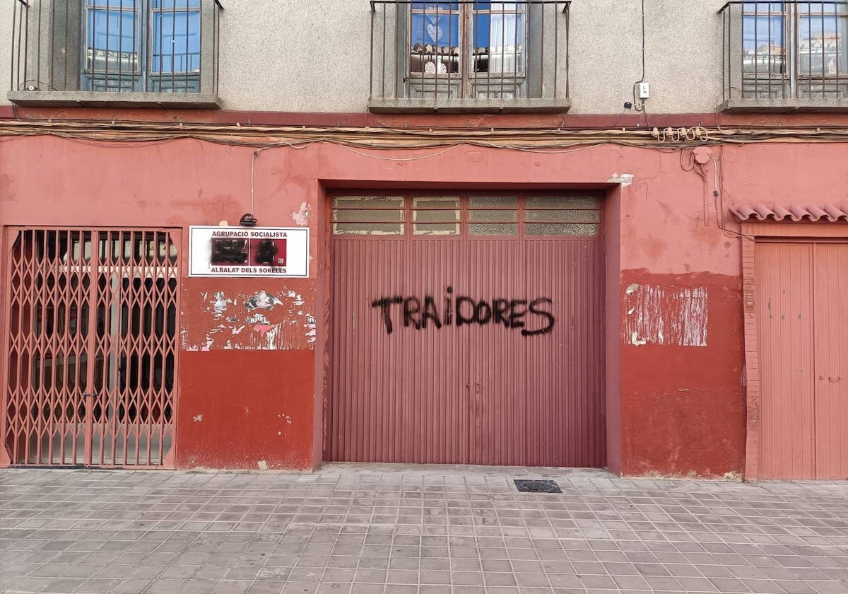 Imagen de las pintadas en la sede del PSPV de Albalat dels Sorells (Valencia)