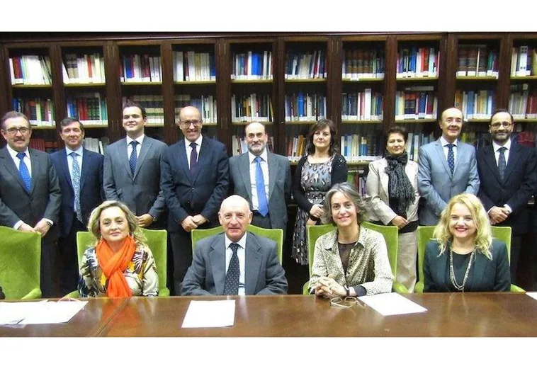 Foto de familia de los miembros de la Sala de Gobierno del Tribunal Superior de Justicia de Castilla-La Mancha, con su presidente, Vicente Rouco, sentado