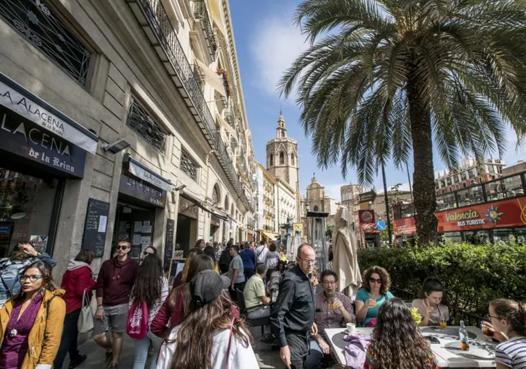 Imagen de archivo de visitantes y vecinos en la Plaza de la Reina de Valencia