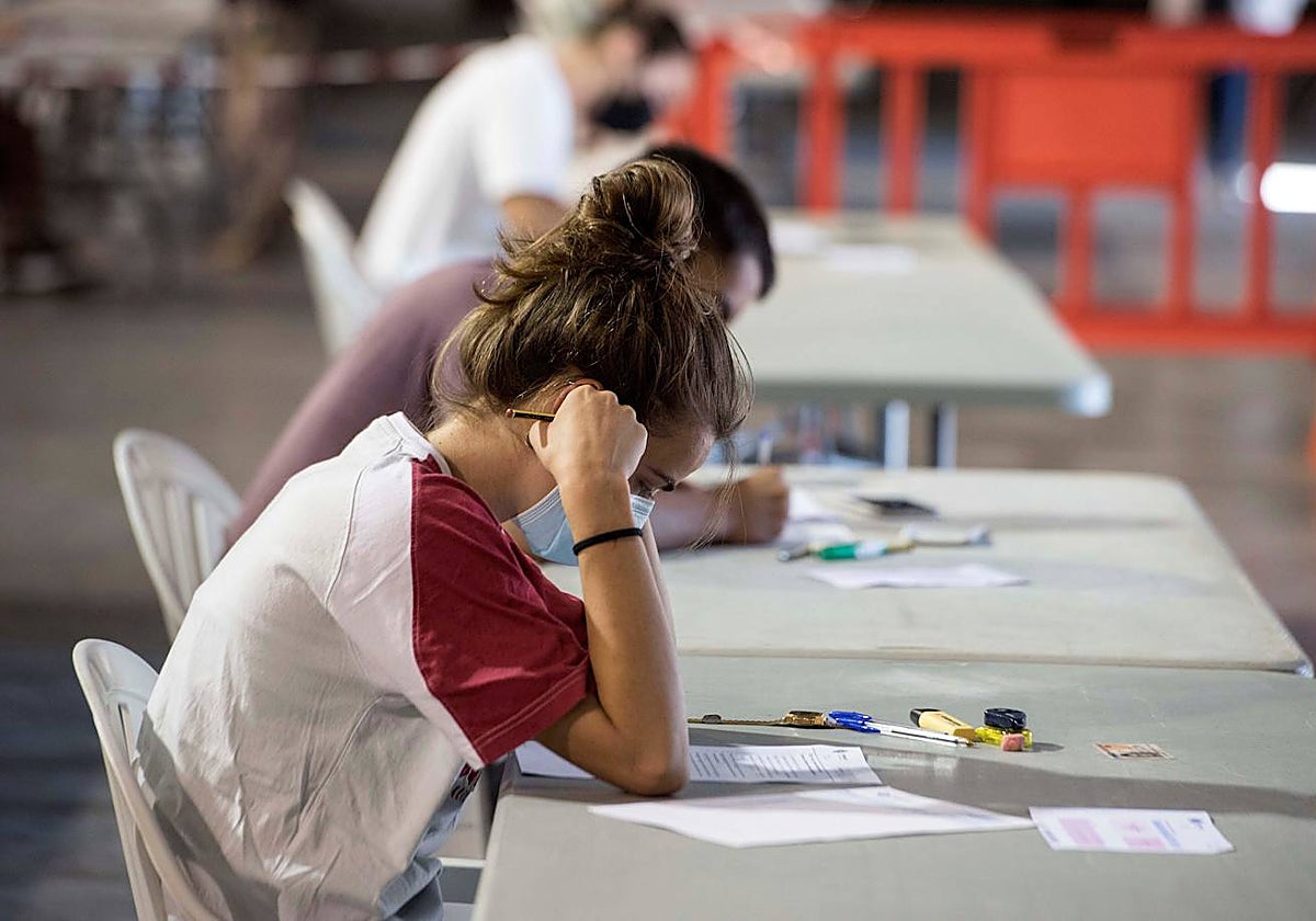 Alumnos, durante un examen, en una imagen de archivo