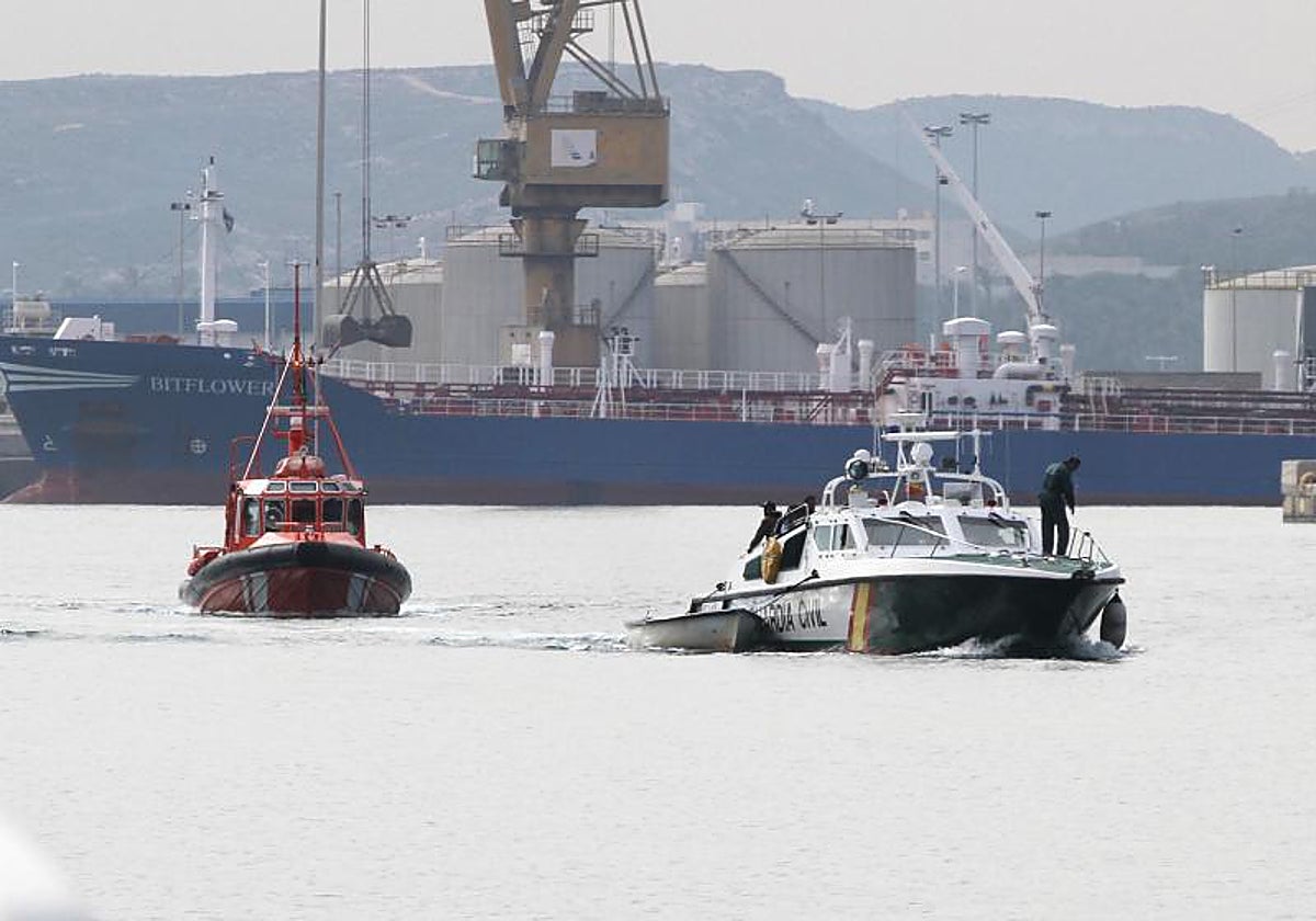 Imagen de archivo de una patrullera de la Guardia Civil entrando en el puerto de Alicante con una patera