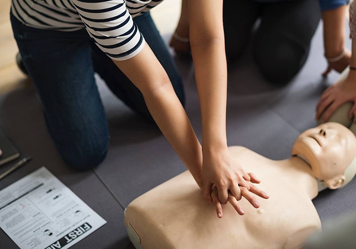 Práctica de la maniobra de reanimación cardipulmonar