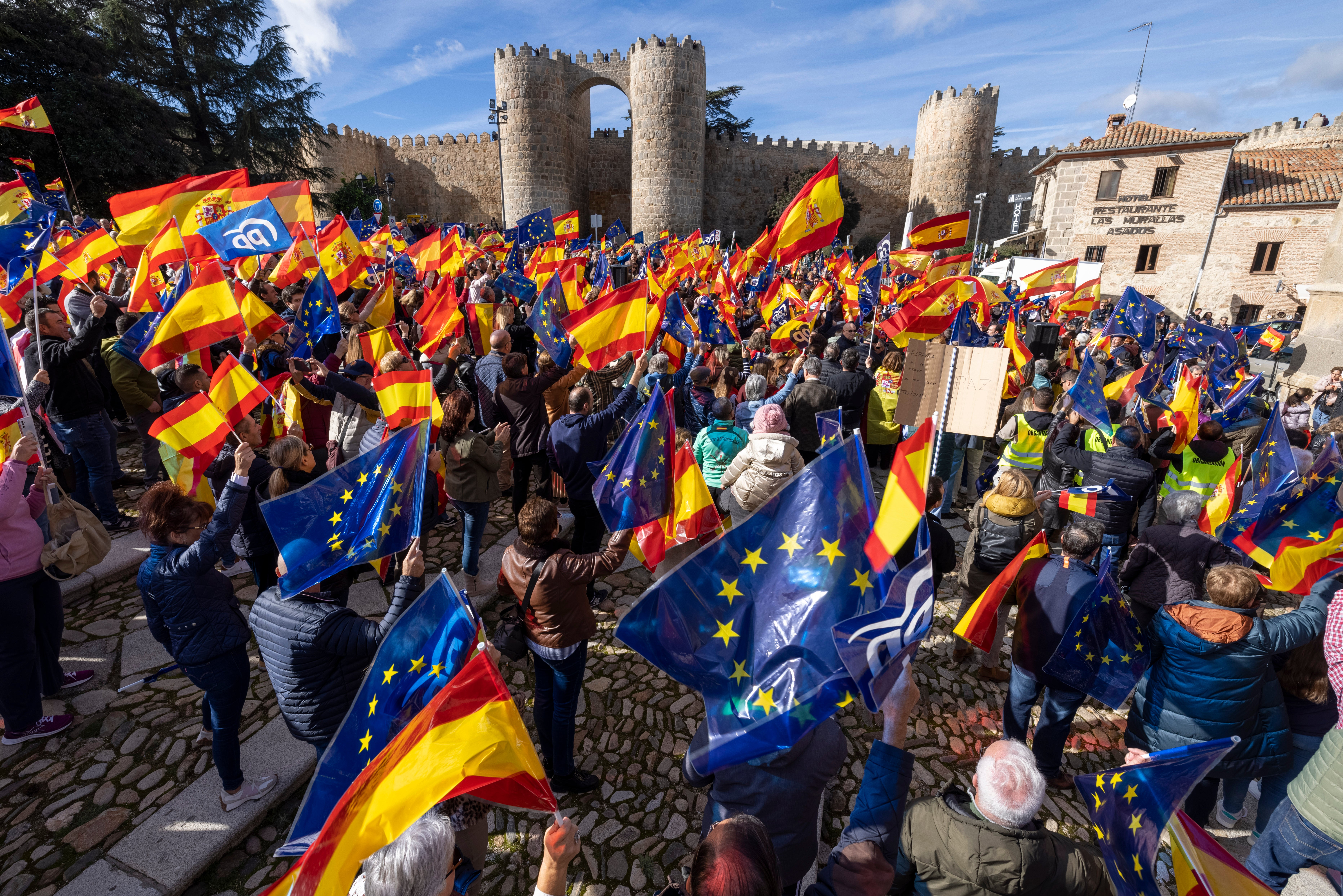 Los manifestantes se han agolpado a los pies de la muralla