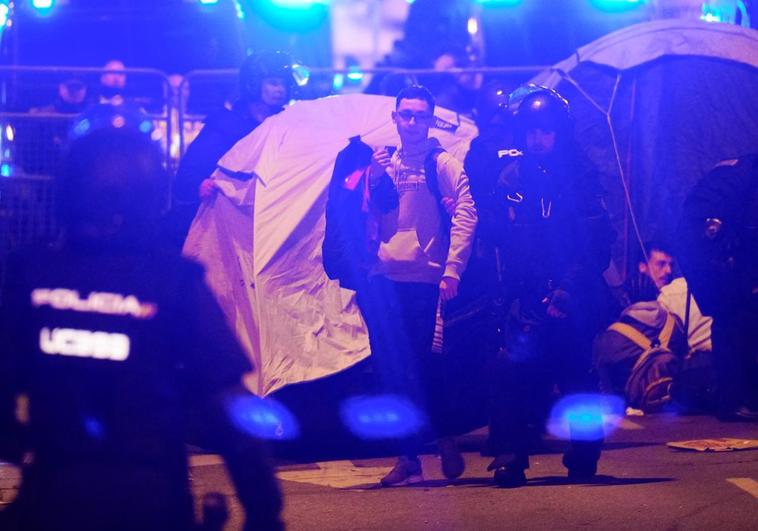 Campamento contra la amnistía en la Carrera de San Jerónimo, frente al Congreso