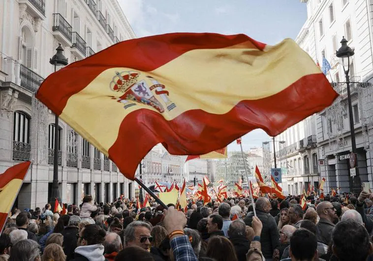 Manifestantes contra la amnistía, en la calle Alcalá