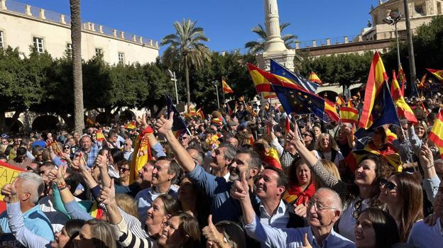 Los asistentes en Almería posan tras la manifestación