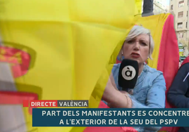 Acosan y agreden a una periodista en directo durante la protesta en la sede del PSOE en Valencia