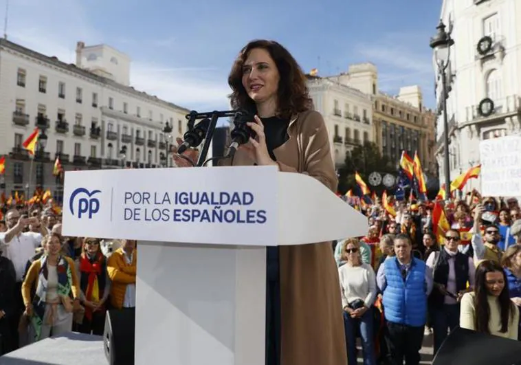 La presidenta de la Comunidad de Madrid, Isabel Díaz Ayuso, durante la manifestación convocada por el PP contra la amnistía a los independentistas catalanes