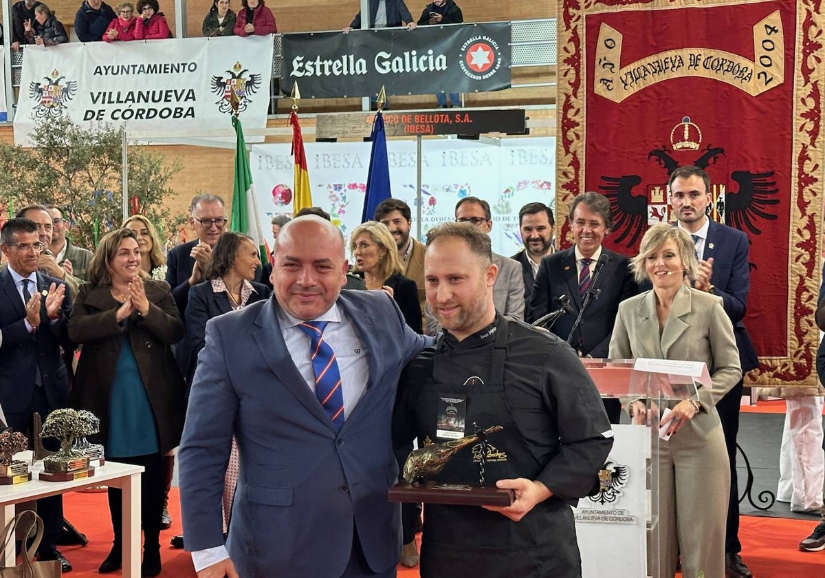 El delegado de Cultura de la Diputación, Gabriel Duque, con el merjor cortador de jamón Juan Martín Moreno