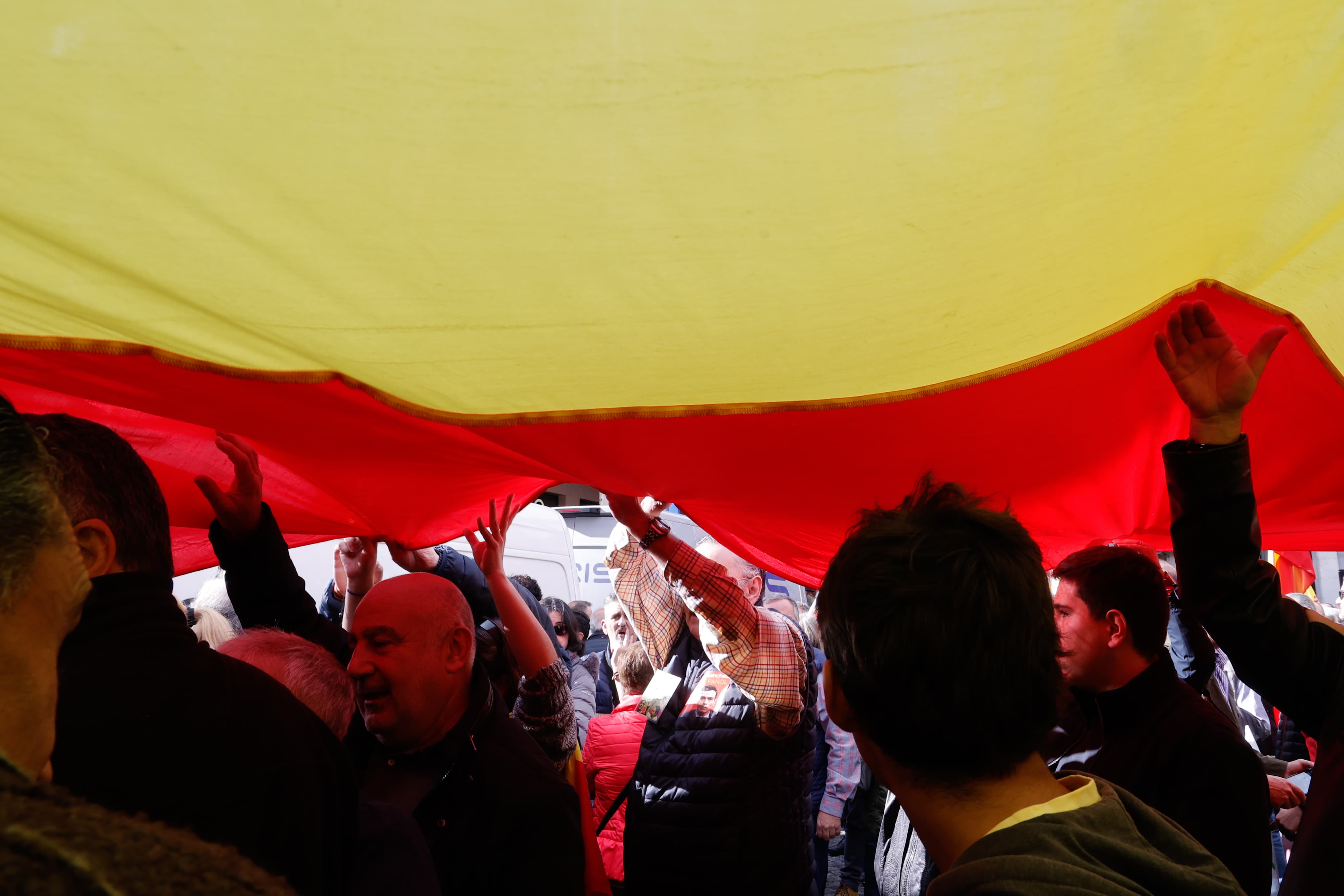 Un gran bandera de España se ha extendido sobre los asistentes en Valladolid