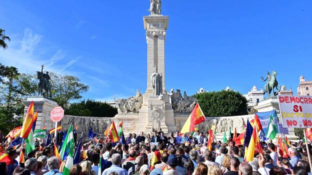 Asistentes ante el monumento de la Constitución de 1812